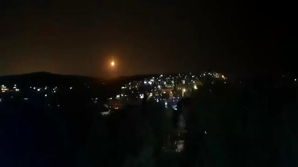 جيش الإحتلال الإسرائيلي يطلق قنابل مضيئة قبالة بلدة عيتا الشعب