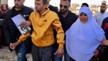 إطلاق سراح الأسير الفلسطيني منصور الشحاتيت بعد 17 عامًا قضاها في سجون الإحتلال فقد فيها ذاكرته.. لم يستطع التعرف على والدته وعائلته!