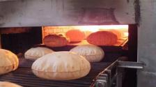 الأفران تتراجع عن قرار بيع الخبز في الصالات حصراً وتعاود التسليم للموزعين: الربطة بـ2500