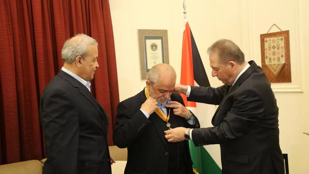 الرئيس الفلسطيني يمنح الأمين العام للصليب الأحمر اللبناني جورج كتاني وسام بيت لحم
