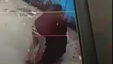 بالفيديو/ غضب في اليمن بعد انتشار فيديو لرجل يضرب أمه..&quot;من أجل حرمانها من حقها في الميراث&quot;!