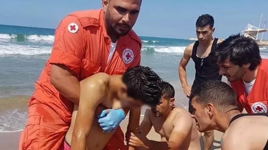 إنقاذ شخصين من الغرق خلال ممارستهما هواية السباحة في بحر صيدا
