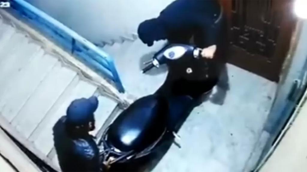 بالفيديو/ في طرابلس خبأ دراجته النارية أمام باب شقته في الطابق الثاني لحمايتها من السرقة فلم تسلم من اللصوص