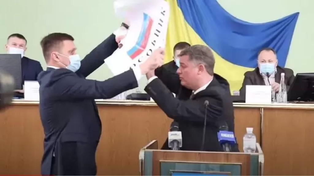 بالفيديو/ خلاف تحول لعراك بالأيدي بين نائبين أوكرانيين بسبب علم!