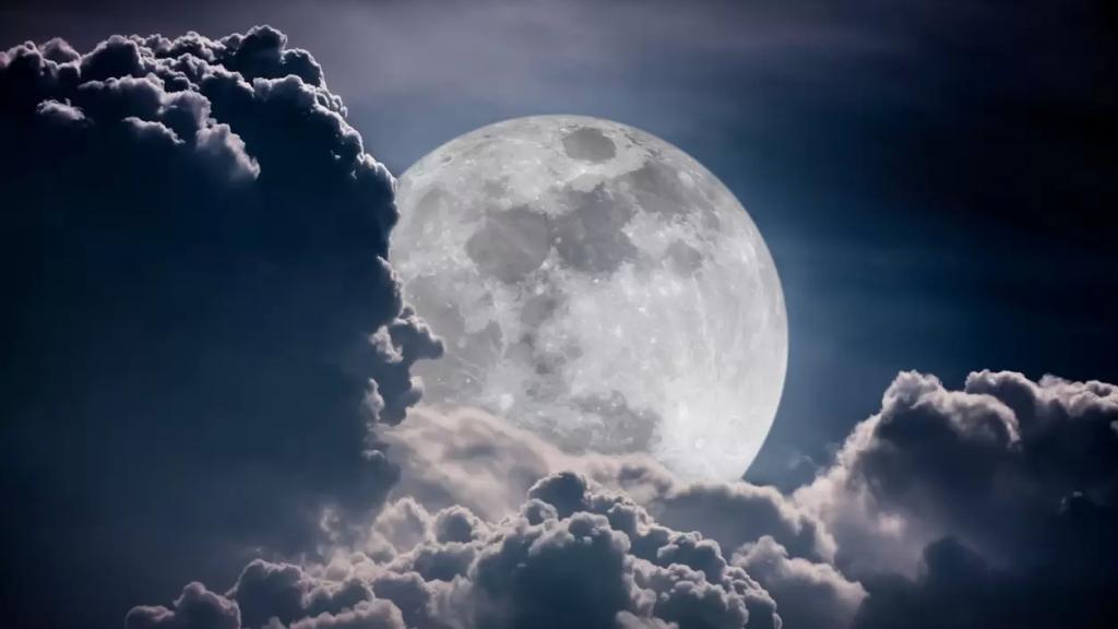 القمر العملاق الأول لهذا العام.. سماء الوطن العربي ستشهد مساء الإثنين القمر البدر لشهر رمضان المبارك