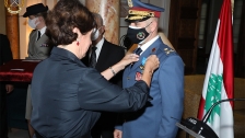 السفيرة الفرنسية لدى لبنان قلّدت قائد القوات الجوية العميد الركن زياد هيكل ميدالية الاستحقاق الوطني الفرنسية 