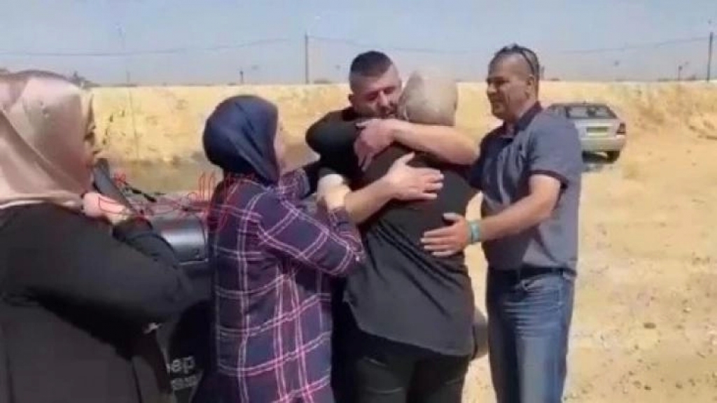 بالفيديو/ لقاء مؤثر مع عائلته...الأسير محمد محاجنة يتنفَّس الحرية بعد 18 عاماً في سجون الاحتلال