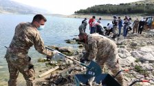 بالصور/ الجيش يشارك في إزالة آلاف الأسماك النافقة في القرعون والتي تكدست على مسافة تبلغ حوالى ٥ كيلومترات
