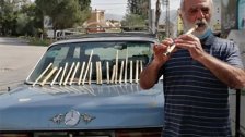 لأن &quot;الشوفرة&quot; في لبنان لم تعد تطعم خبزاً.. سائق تاكسي عاد إلى صناعة المنجيرة &quot;أقله أبعث الفرح للناس في زمن التعاسة السائدة&quot;!