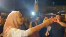 بالفيديو/ &laquo;محمود حبيبي هوينة... تخافش&raquo; هكذا ودعت شابة مقدسية شقيقها الذي اعتقلته قوات الاحتلال في حي الشيخ جراح 