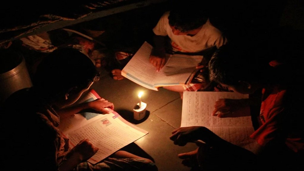 لبنان قد &laquo;يبدأ العتمة تدريجيًا&raquo; دون أموال لتوليد الكهرباء ابتداء من 15 أيار!