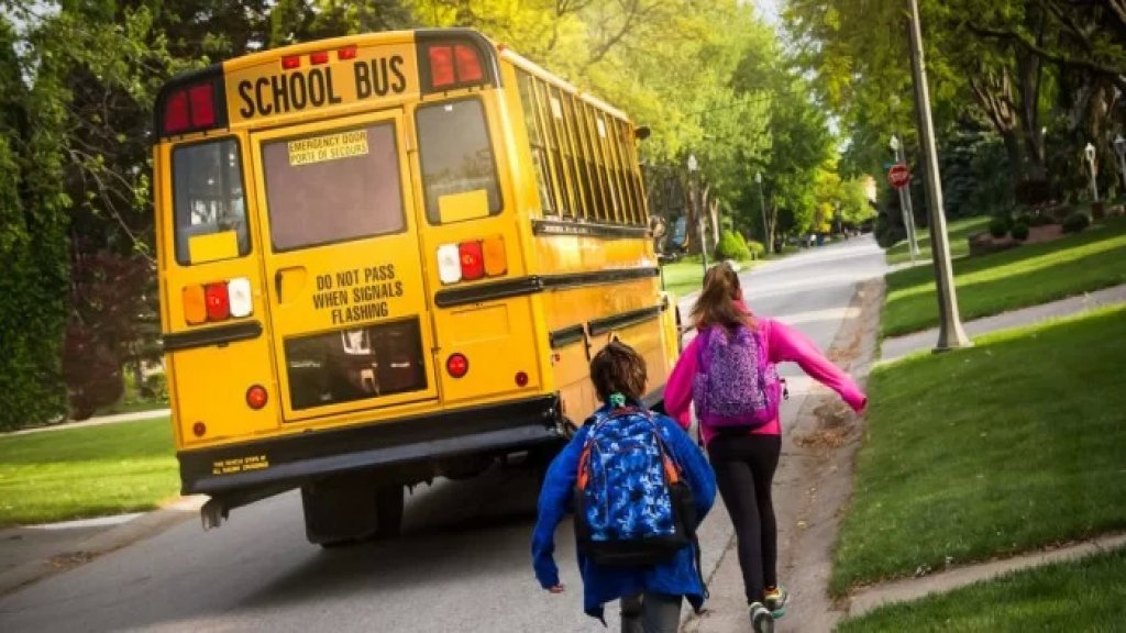 أطفال يُفشلون عملية خطف حافلة مدرسية في أميركا..أطلق سراحهم بعد أن ضايقوه بكثرة أسئلتهم!