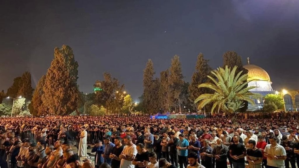 بالصور/ أكثر من 90 ألف مصل يحيون ليلة القدر في المسجد الأقصى رغم القيود المشددة التي فرضها الاحتلال