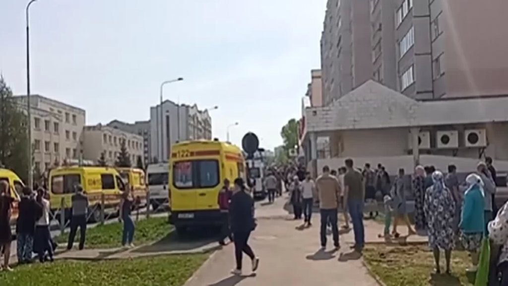 مقتل 11 شخصًا بينهم أطفال اثر إطلاق نار في إحدى المدارس في مدينة قازان الروسية (فيديو)
