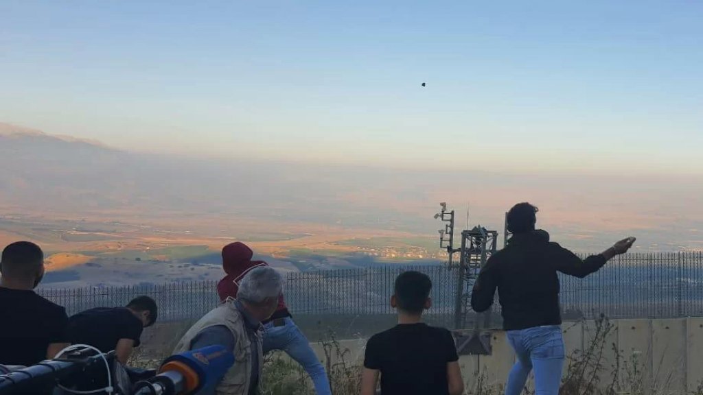 شبان لبنانيون يتسببون بأضرار بكاميرات التجسس الإسرائيلية المثبتة على الجدار الإسمنتي عند حدود العديسة