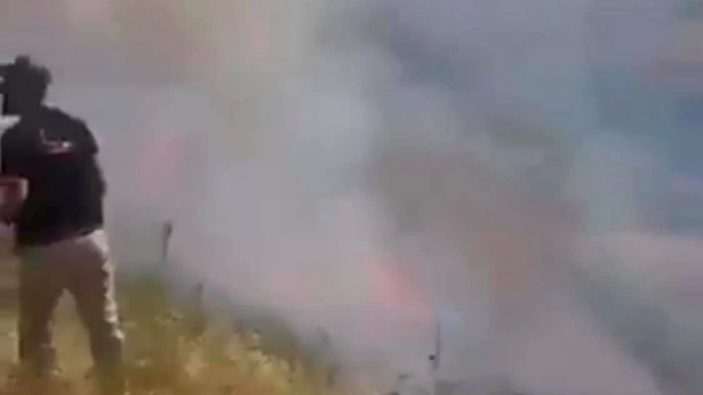 حرائق أشعلها الاحتلال الإسرائيلي بنيران دباباته في منطقة الحمامص في الخيام جنوب لبنان لمنع المتظاهرين من العبور