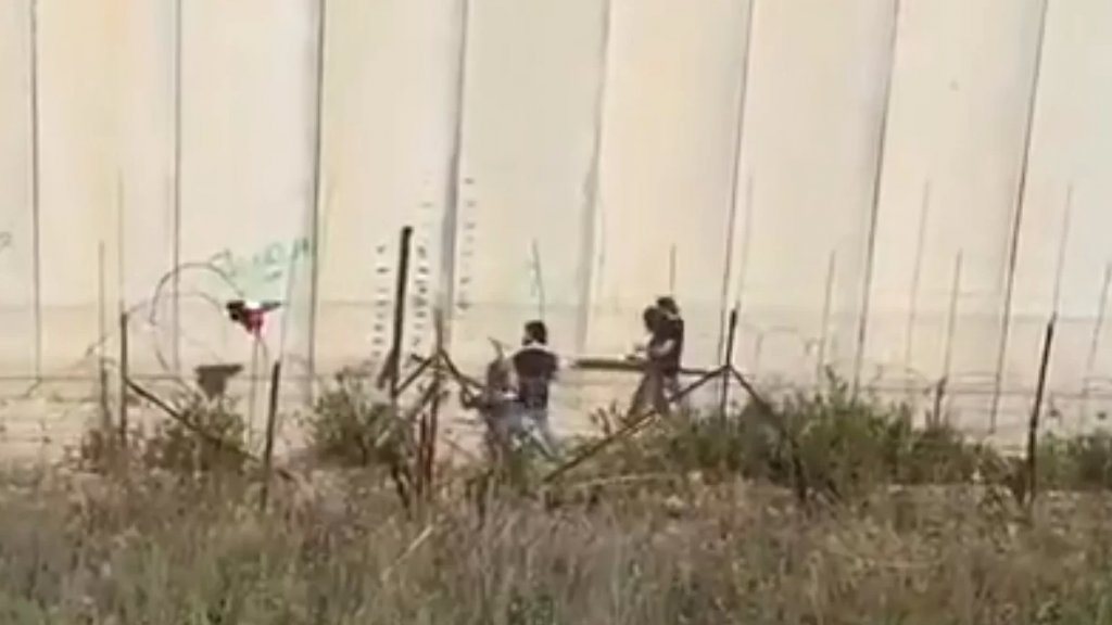 بالفيديو/ شبان يحاولون نزع السياج الشائك في العديسة