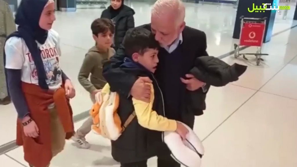 بالفيديو/ الطفل محمد العوطة ودع العائلة التي تبنت مشوار علاجه في أستراليا وبات في طريقه إلى عائلته في لبنان