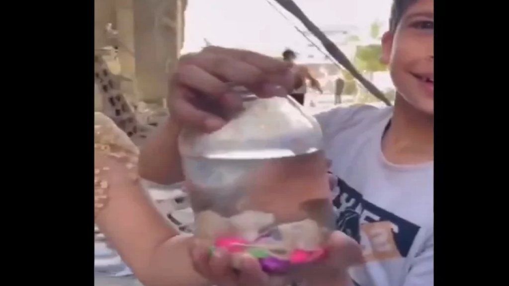 بالفيديو/ فرحة طفلين رغم الوجع...إنقاذ سمكة من تحت الركام في غزّة: لم يفرطوا بروح سمكة!