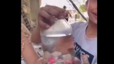 بالفيديو/ فرحة طفلين رغم الوجع...إنقاذ سمكة من تحت الركام في غزّة: لم يفرطوا بروح سمكة!