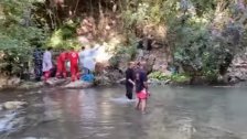 بالفيديو/ مأساة في الشوف...انتشال جثة طفلة من نهر سرجبال واعمال البحث جارية عن طفل آخر فقد معها!