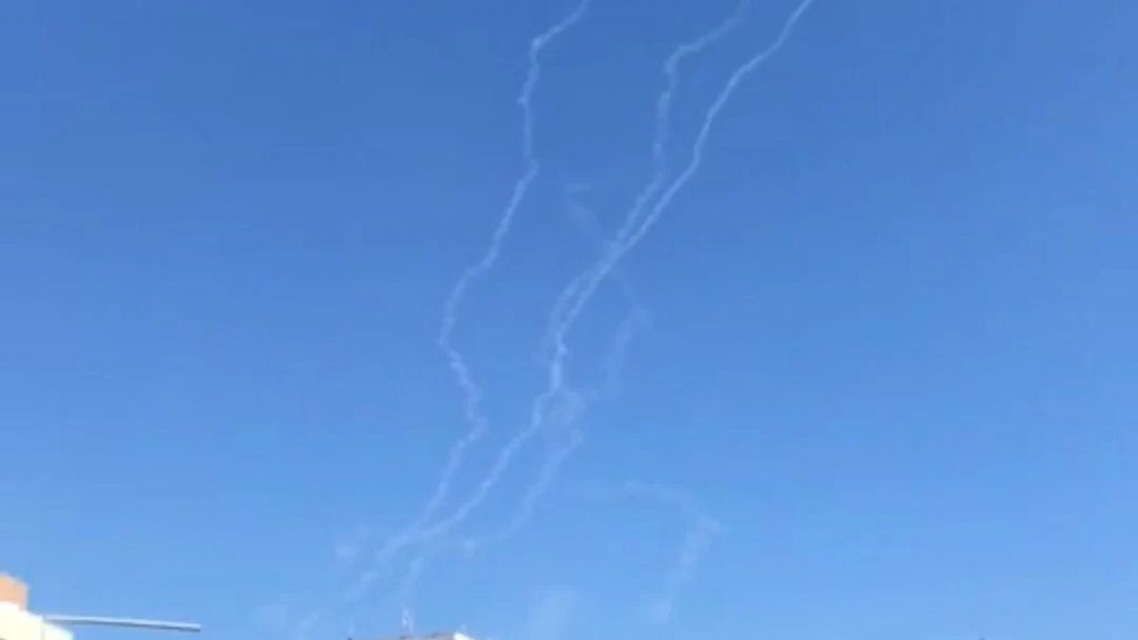 بالفيديو/ هكذا بدا المشهد من بلدة ياطر...الصواريخ التي اطلقت باتجاه الاراضي المحتلة من جنوب لبنان!