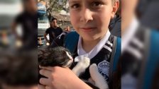 بالفيديو/ طفل فلسطيني يصطحب قطته معه خوفًا عليها في غزة