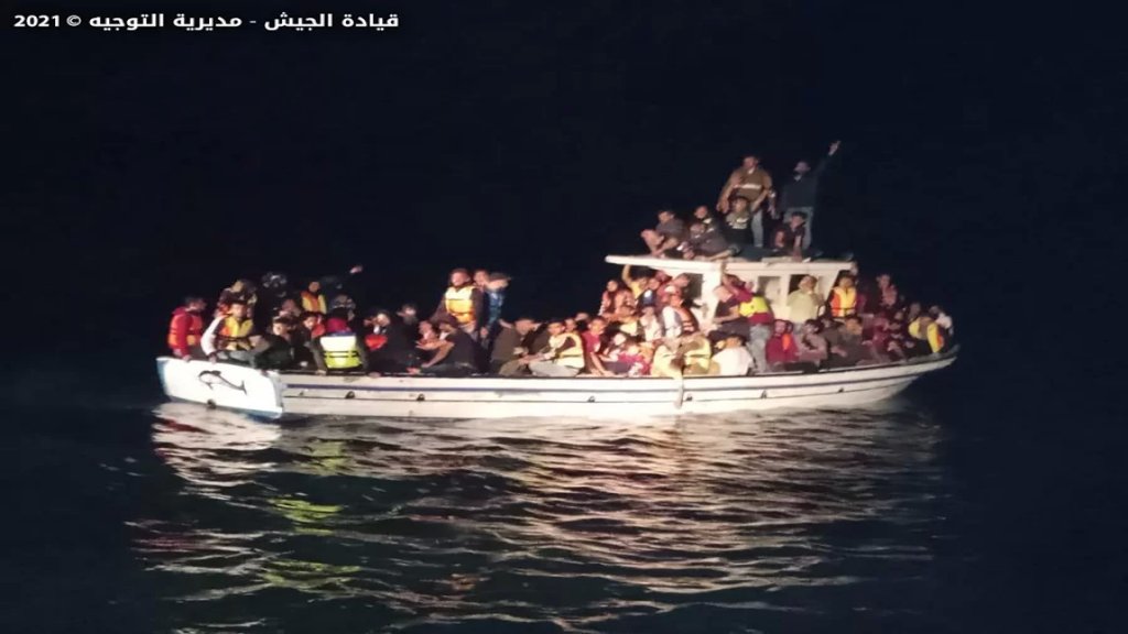 بالصور/ قيادة الجيش: إحباط محاولة تهريب 125 نازحاً سورياً عبر البحر بطريقة غير شرعية مقابل شواطئ العريضة- عكار وتوقيفهم