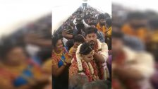 بالفيديو/ هربًا من قيود الجائحة..هندي أقام حفل زفافه على متن طائرة وتسبب بطرد طاقمها
