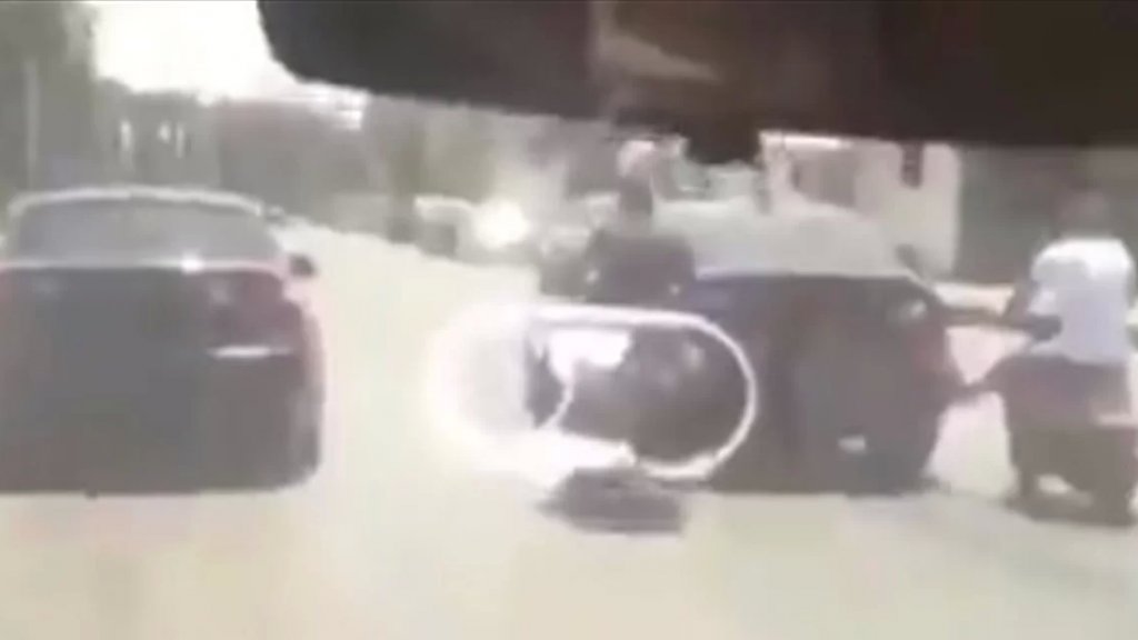 مشهد صادم على كورنيش الميناء البحري  شخصان على متن دراجتيهما النارية قاما بدفع سيارة مقطوعة من البنزين! لمشاهده الفيديو: https://t.me/bintjbeilnews/34369