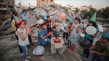 صورة مؤثرة..عائلة فلسطينية احتفلت بـ &quot;عيد ميلاد&quot; صغيرها محمود فوق ركام المنزل المهدّم