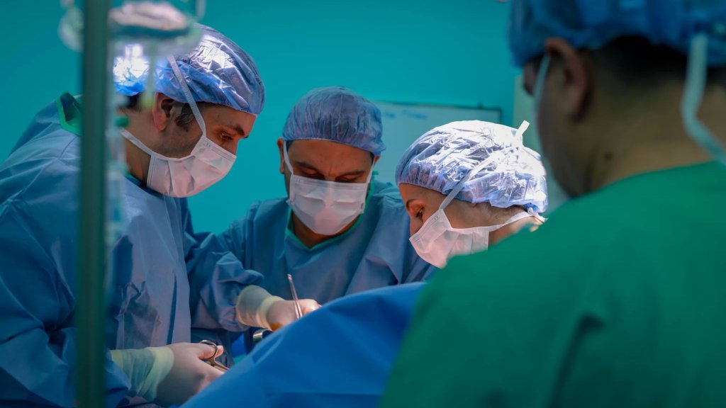 انقطاع الأدوية والبنج في لبنان يرغم المستشفيات على تأجيل عمليات جراحية