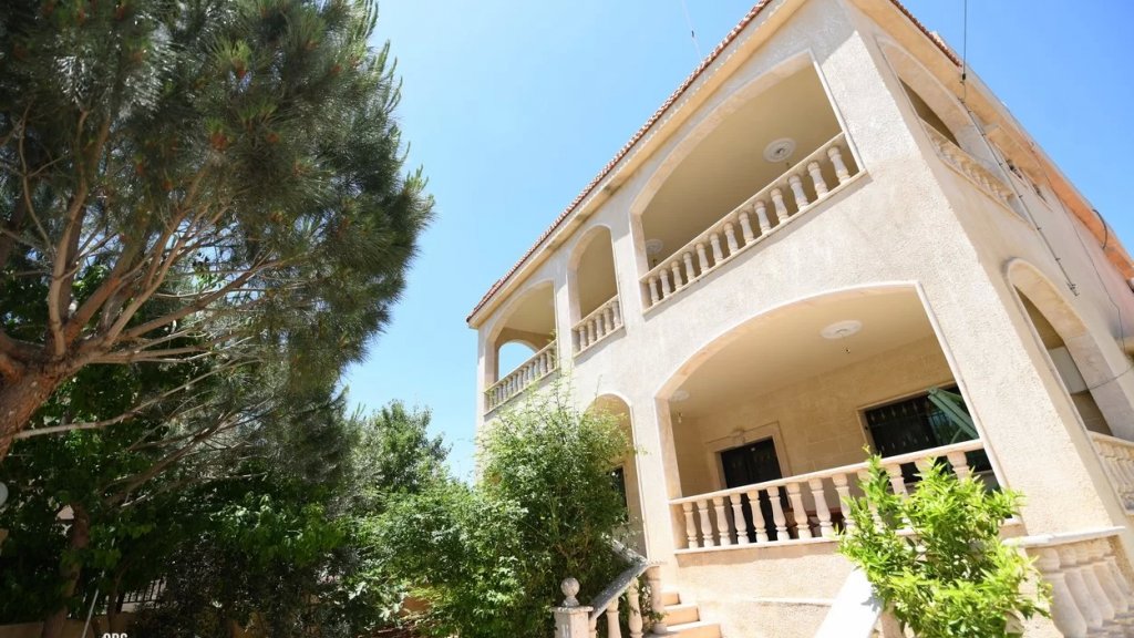 بالصور/ منزل مميز بمساحات غرف واسعة معروض للبيع في بنت جبيل