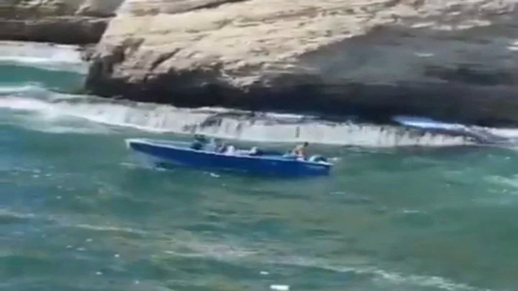 بالفيديو/ حادثة مروعة.. شاب قفز من أعلى صخرة الروشة واصطدم بقارب 