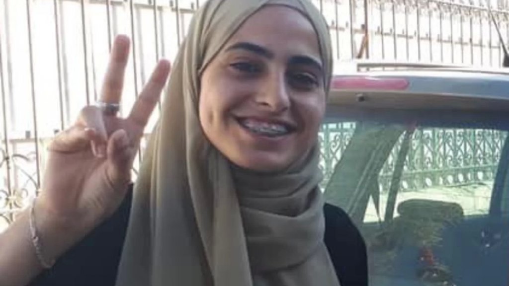 بالفيديو/ &quot;تخويفهم ما برهبنا&quot;..الافراج عن المقدسية منى الكرد بعد اعتقالها اليوم من حي الشيخ جراح 