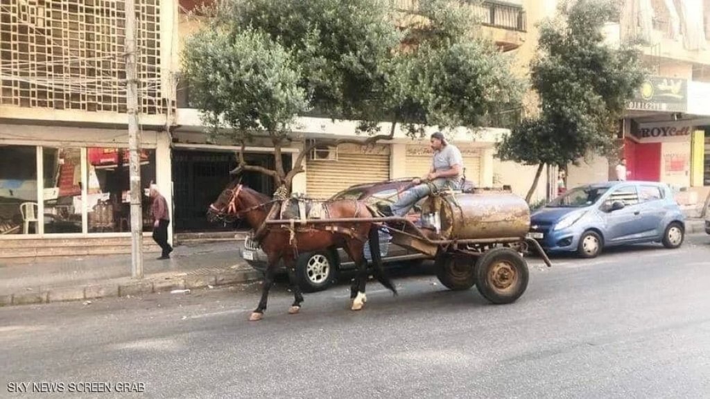 مشهد يعيد اللبنانيين إلى سنوات خلت.. &quot;بائع الكاز&quot; مع حصانه يجوب شوارع بيروت