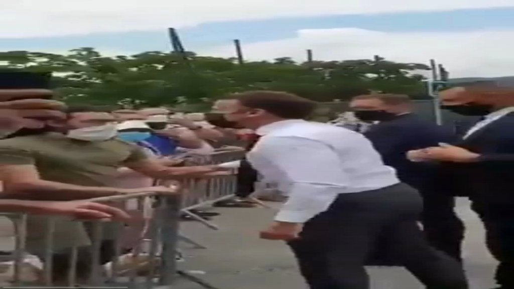 بالفيديو/ الرئيس الفرنسي ماكرون يتلقى صفعة قوية على وجهه من قبل رجل خلال رحلة إلى تاين ليرميتاج