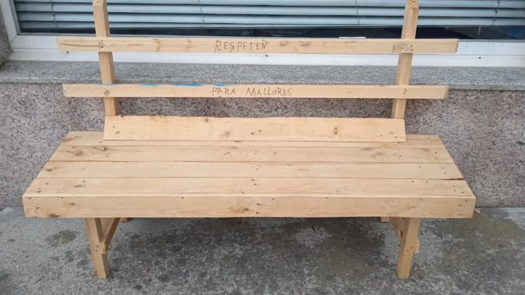هدية خاصة من مُسنٍّ إسباني  يبلغ من العمر 82 عاماً لزوجته المريضة... صنع لها كرسياً ووضعه بالطريق الذي تمر منه بعد رفض البلدية!