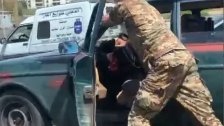 بالفيديو/ عنصر في الجيش اللبناني &quot;يدفش&quot; سيارة في احدى الشوارع... &quot;هكذا نكرم حماة الوطن&quot;!  