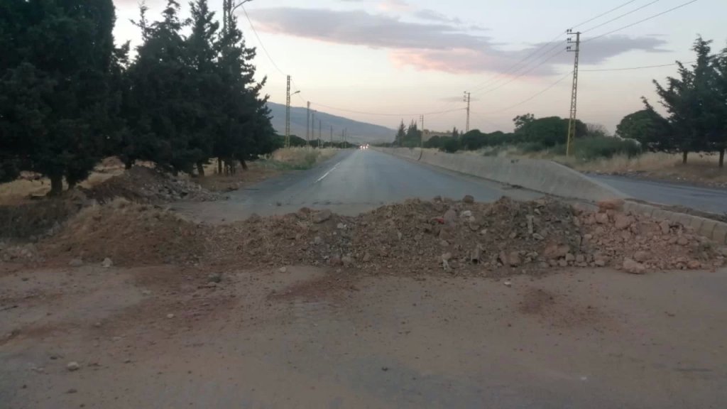قطع طريق بعلبك - الهرمل في بلدة مقنة بالسواتر الترابية على خلفية مقتل شاب من عائلة م. من أبناء البلدة