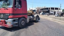 قطع أوتوستراد المنية الدولي في الإتجاهين عند محلة المخاضة بالشاحنات