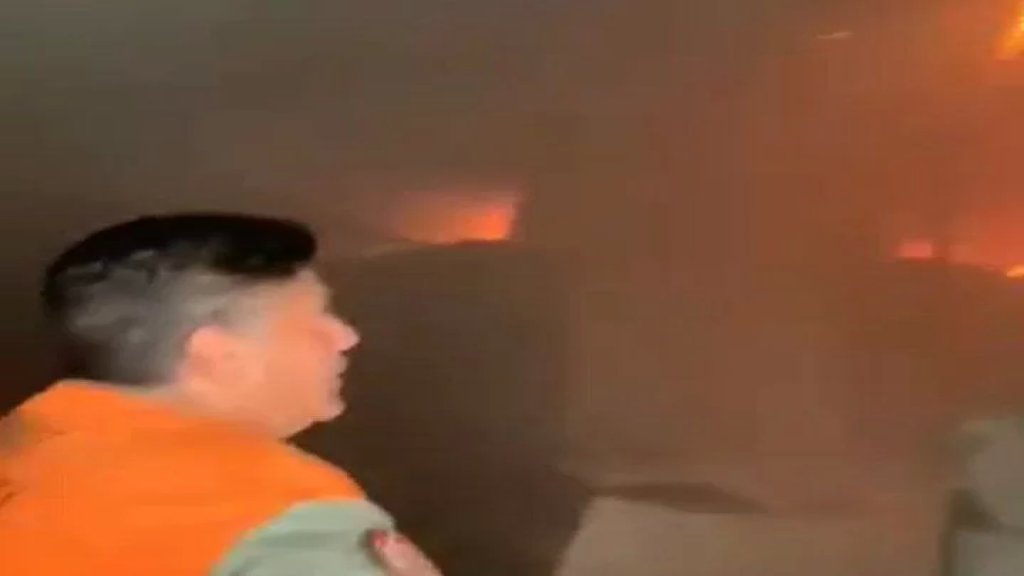 بالفيديو/ الدفاع المدني عمل على السيطرة على الحريق في معمل في محيط مرفأ بيروت لجهة الكرنتينا