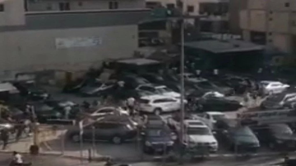بالفيديو/ اشكال وهجوم على معرض للسيارات في محلة صفير وسقوط 3 اصابات بعد اطلاق النار على اصحاب المعرض