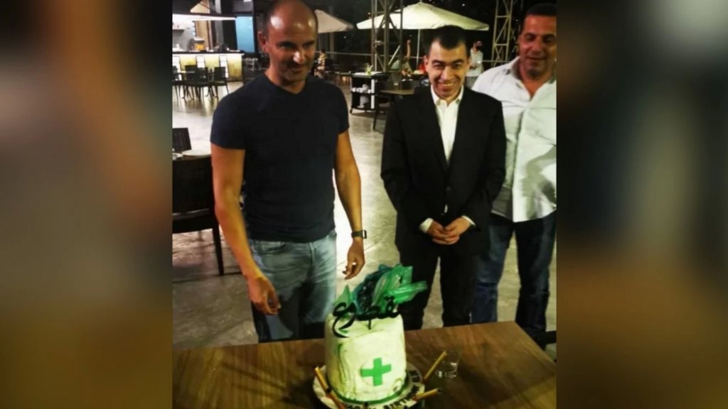 بالصورة/ سيزار أبي خليل يحتفل وأحد أصدقائه الصيادلة بعيد ميلاد في أحد مطاعم بعبدا.. كُتب على قالب الحلوى &quot;مقطوع &quot;!