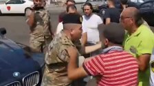 بالفيديو/ ضابط في الجيش اللبناني لأحد المحتجين في صيدا: &quot;منك موجوع أكتر مني.. ما عم لاقي حليب لولادي!&quot;