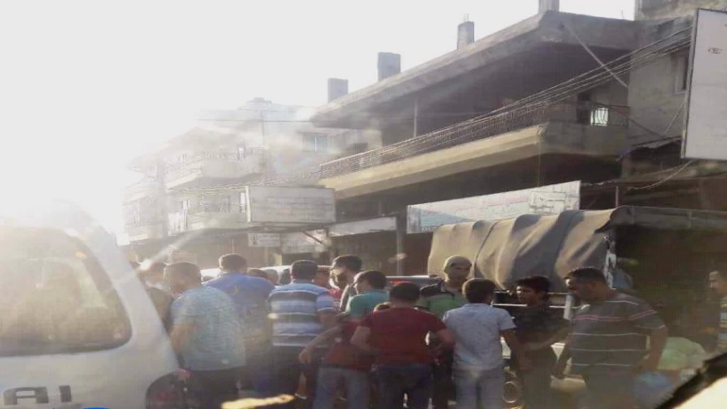 مجموعة من الشبان على طريق حلبا - مفرق بلدة ديردلوم عكار توقف شاحنة محملة بالحليب وتوزعه على المارة
