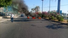 أحد أصحاب معارض السيارات قطع الاوتوستراد الشرقي في صيدا احتجاجاً على تكبد القطاع خسائر متكررة