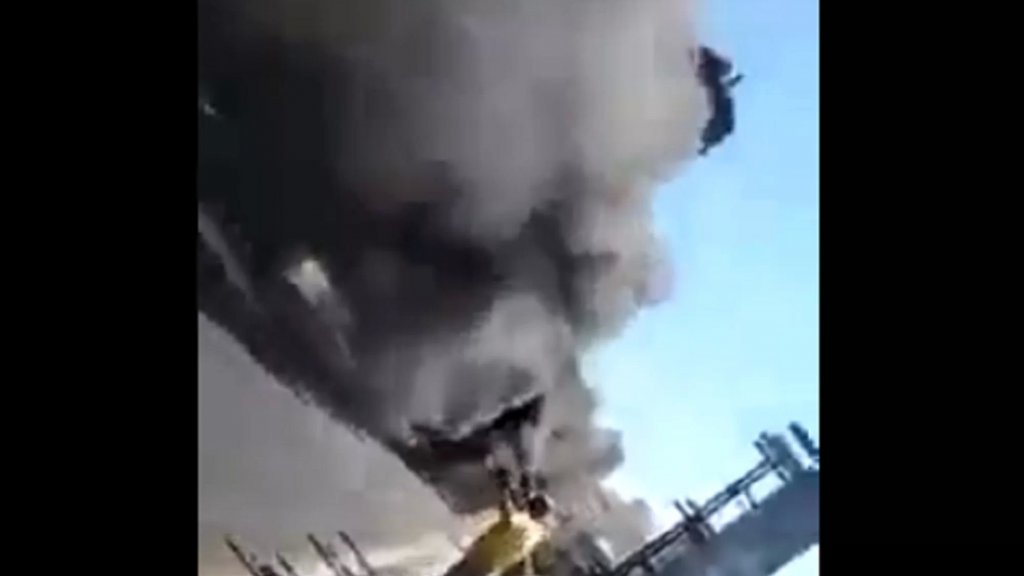 بالفيديو/ &quot;دبروا حالكن، دبرنا حالنا&quot;... مواطن يحرق فان للركاب في منطقة الكرنتينا بسبب انقطاعه من مادة البنزين
