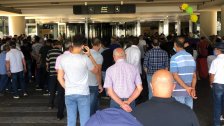 من مشاهد الزحمة في مطار بيروت بسبب إقفال صالات الإنتظار منعًا للإكتظاظ في الداخل