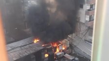 &quot;أعمدة الدخان غطت سماء المنطقة&quot;... حريق كبير في مولدات كهربائية في ساحة القدس بصيدا!